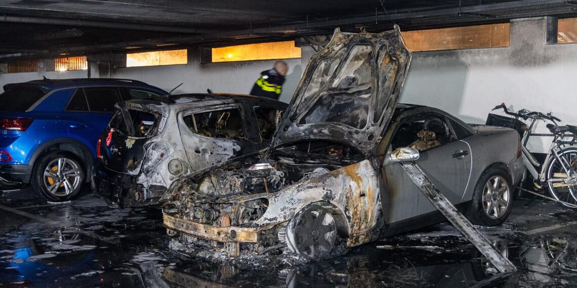 Twee auto’s verwoest bij brand in parkeergarage Schalkwijk
