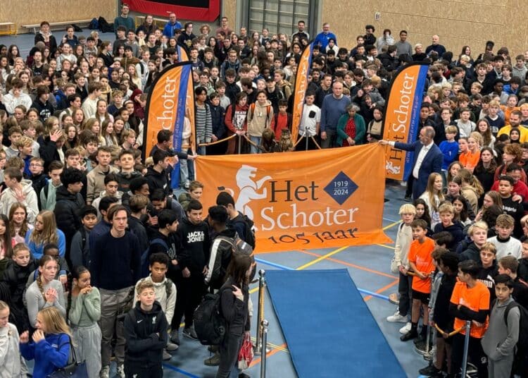 Het Schoter 105 jaar De groepsfoto van de leerlingen en medewerkers van Het Schoter samen met wethouder Bas van Leeuwen