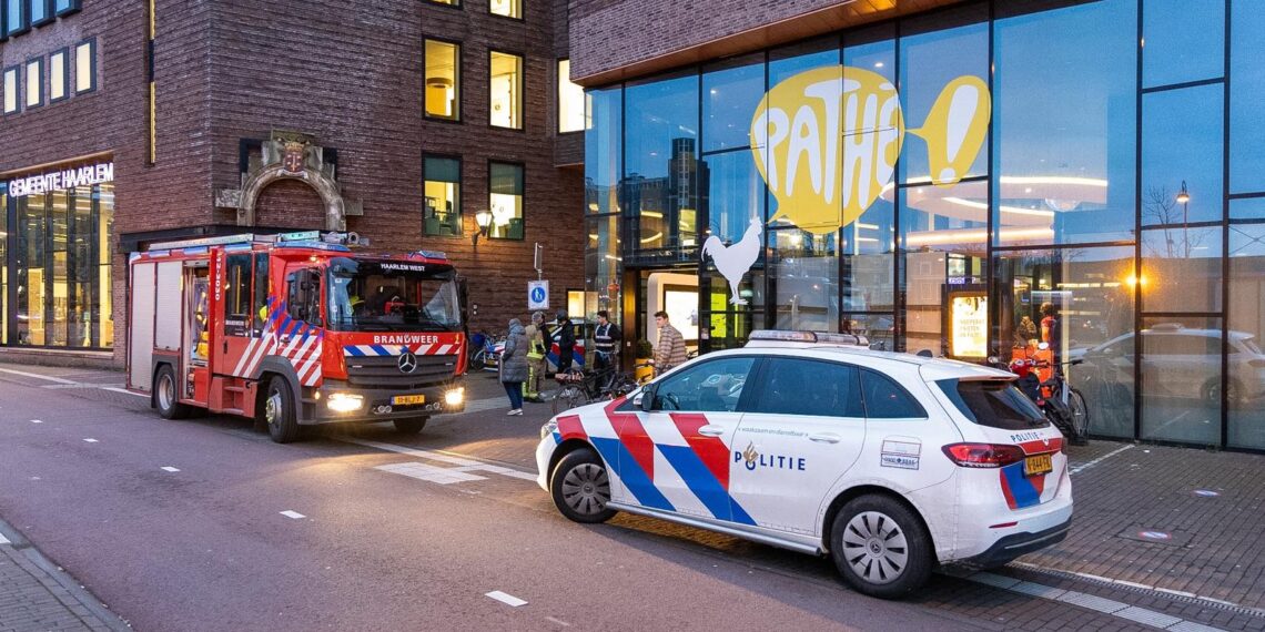 Kind vast met hand in roltrap bij bioscoop Raaks