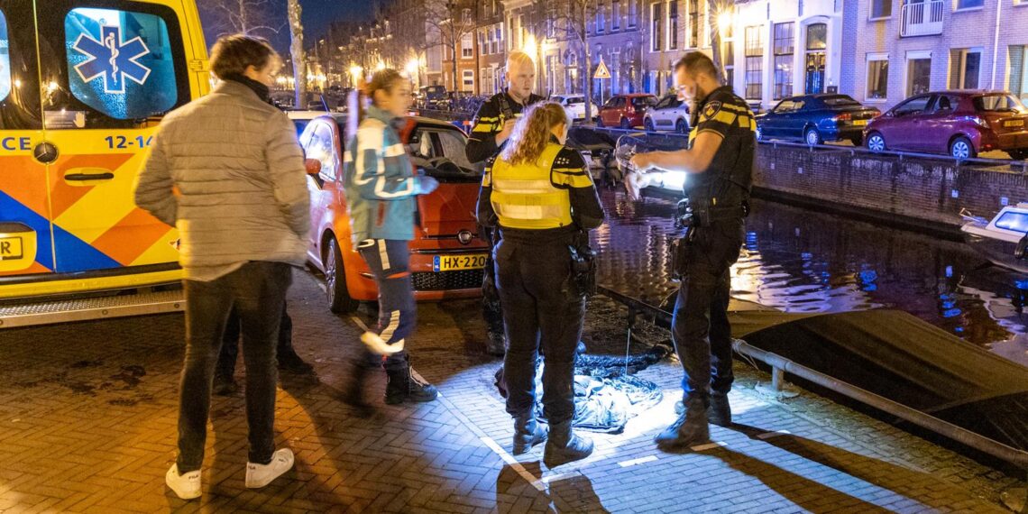 Vrouw valt in Bakenessergracht, gered met een ladder