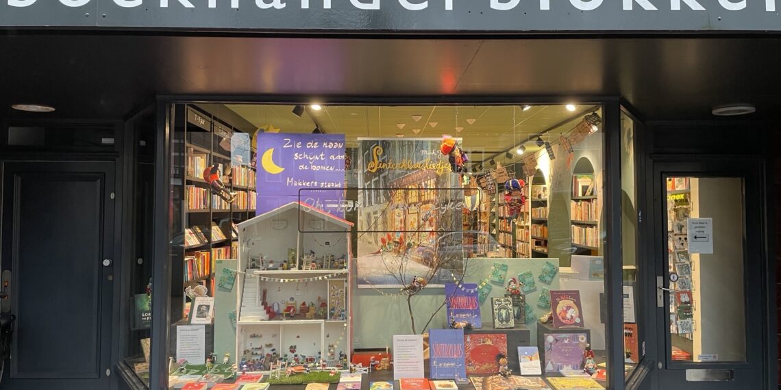 Winkeliers zetten ondanks opkomst kerst nog steeds vol in op Sinterklaasversiering: ‘Het is een mooie Nederlandse traditie’