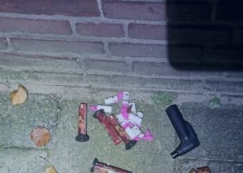 Handhaving bekogeld met verboden vuurwerk in Haarlem-Noord: ‘Onder pak zit een persoon’