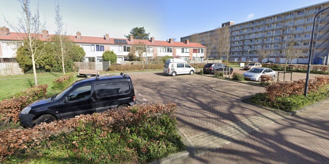 Wijkagent vindt acht lachgascilinders in Europawijk, buurt klaagt over overlast