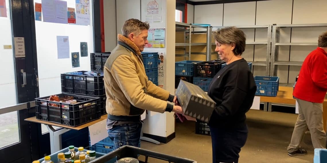 Drukte bij Voedselbank Haarlem deze dagen: ‘We krijgen onwijs veel binnen’