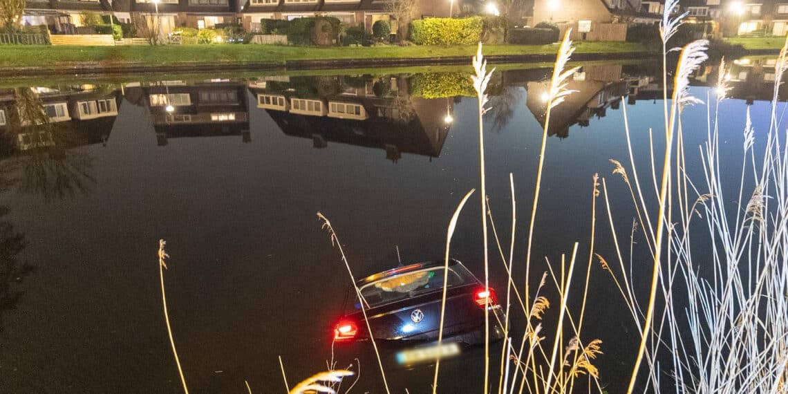 Auto rolt Ringvaart in Heemstede in na vergeten handrem