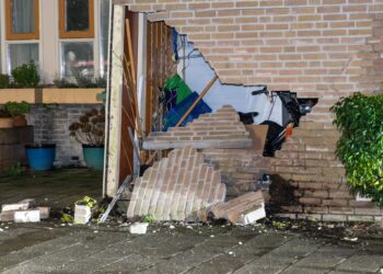 Auto rijdt woning binnen op het Griend in Haarlem, bestuurder vlucht