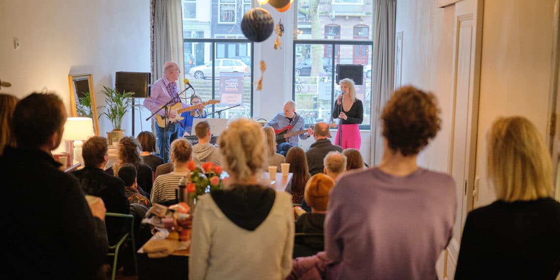 Huiskamers worden intieme podia: zondag kun je weer gluren bij de buren