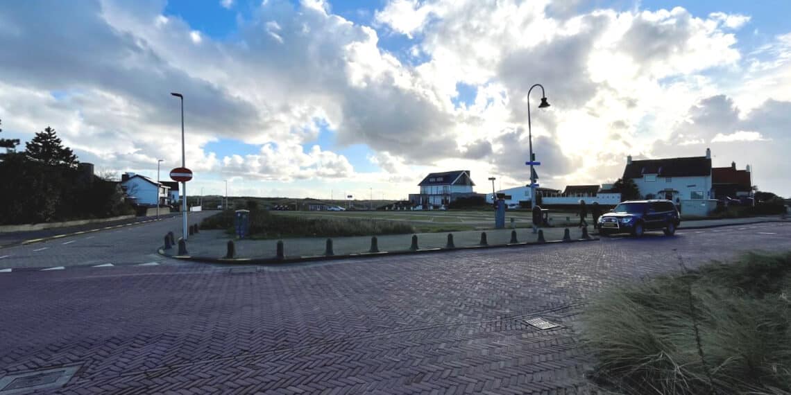 Zandvoort past ontwerp parkeerplekken Friedhoffplein aan na zorgen bewoners