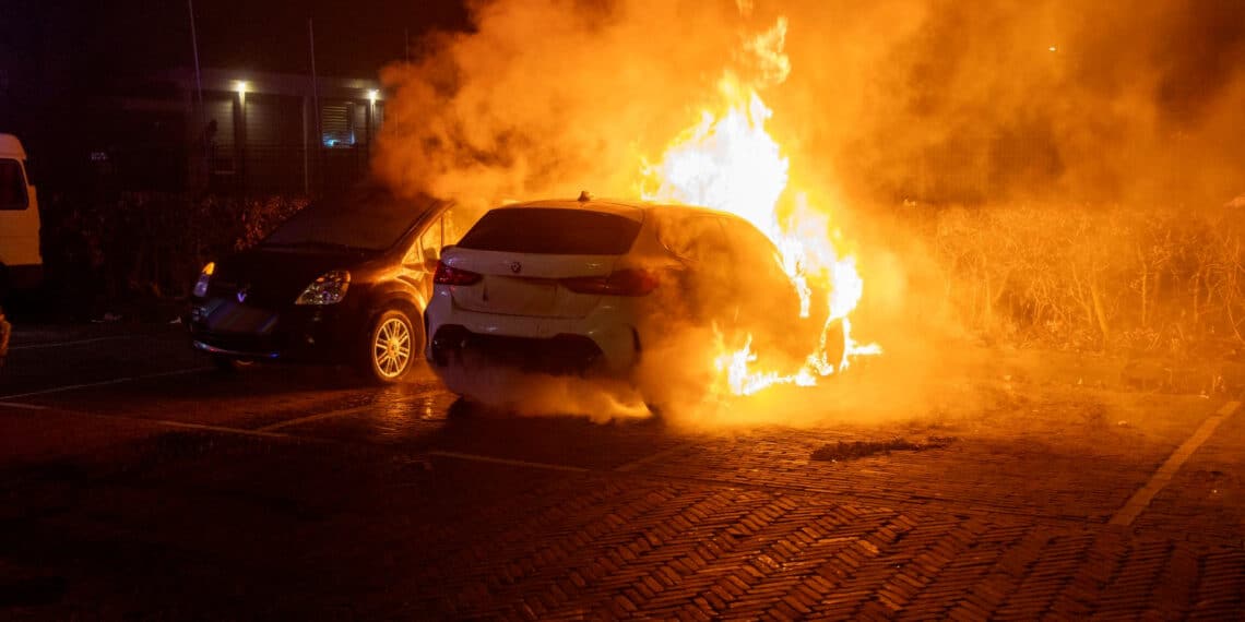 Na mislukte poging is het nu wel raak: twee auto’s verwoest door brand in Haarlem-Oost