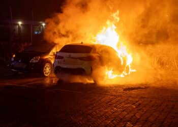 Na mislukte poging is het nu wel raak: twee auto’s verwoest door brand in Haarlem-Oost