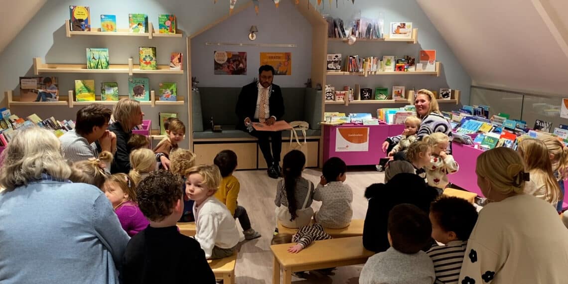Burgemeester Binnendijk trapt Voorleesdagen af in Heemstede: ‘Heel belangrijk’