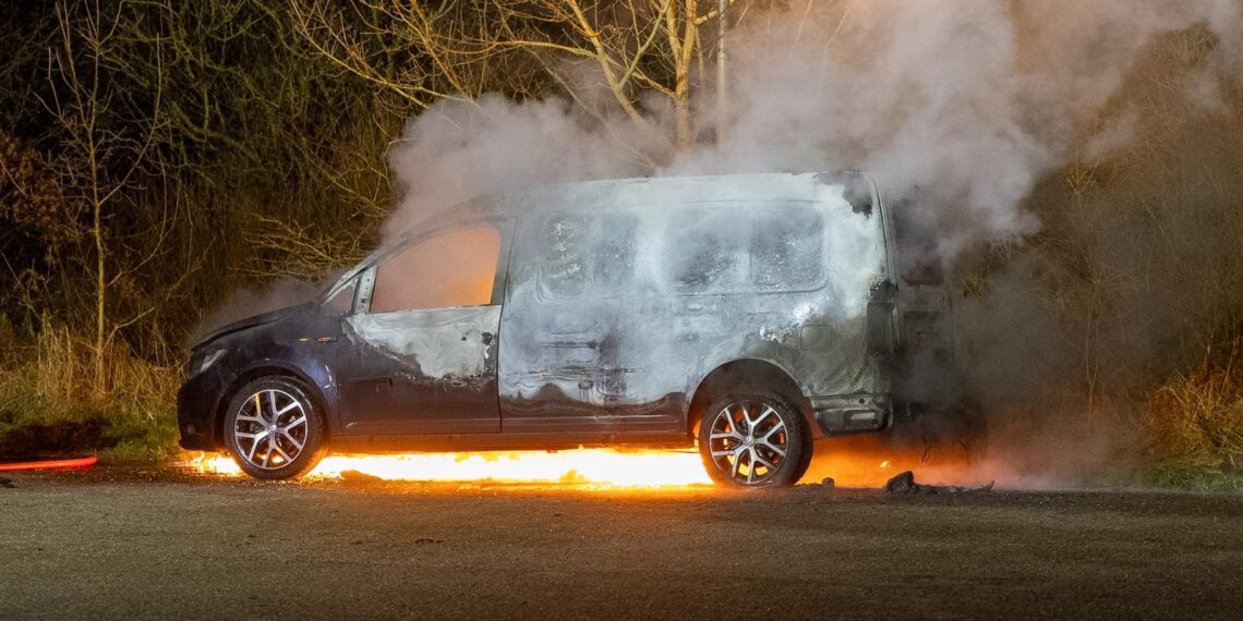 Bestelbus uitgebrand op parkeerplaats in Overveen, politie zoekt getuigen