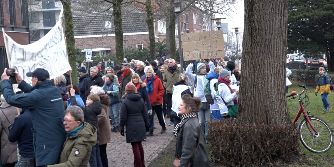 Grote opkomst bij protestmars Van Merlenlaan: ‘Die bomen kunnen wel 400 jaar worden’