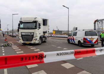 Jonge fietser zwaargewond na aanrijding met vrachtwagen in Haarlem