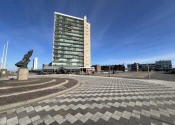 Zandvoortse raad verdeeld over plannen nieuwe Badhuisplein: ‘Zicht op zee moet blijven’