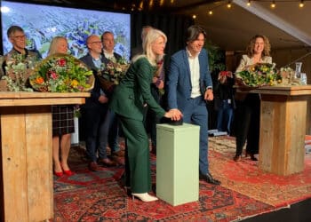 Minister Mona Keijzer trapt bouw woontorens in Schalkwijk af: ‘Dit moet inspireren’