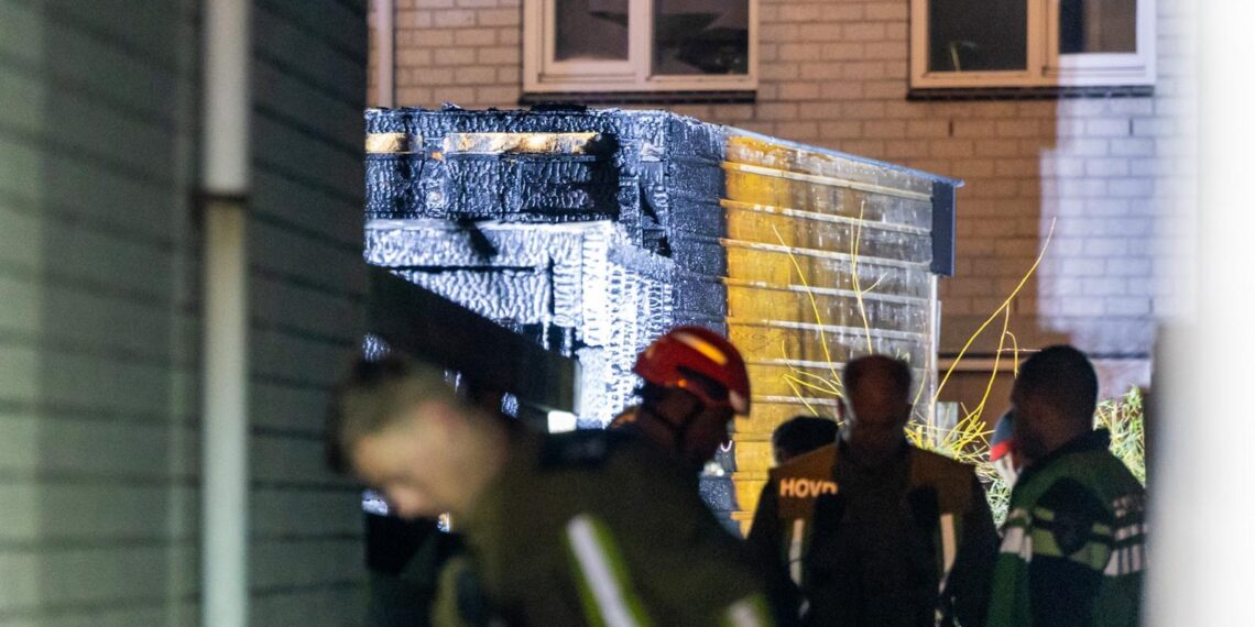 Grote brand in drie schuurtjes in Haarlem-Noord, schade is groot