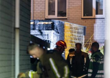 Grote brand in drie schuurtjes in Haarlem-Noord, schade is groot