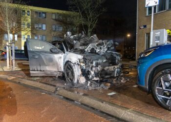 Opnieuw autobrand in Haarlem bij laadpaal aan de Martin Luther Kinglaan