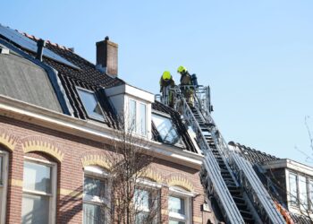 Brand in bovenwoning Reguliersstraat, Schoterweg kort afgesloten