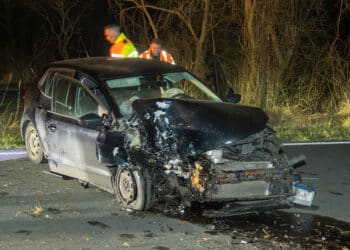 Automobilist gewond na botsing tegen boom op de Zeeweg