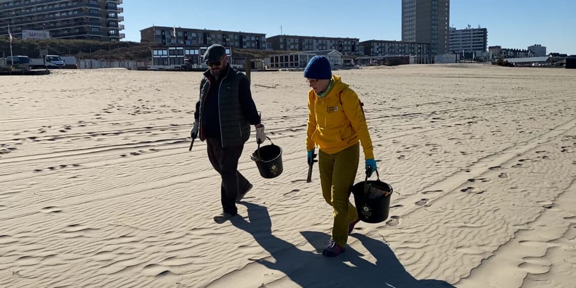 Tien jaar Juttersgeluk: ‘Je kan het zo gek niet bedenken of het ligt op het strand’