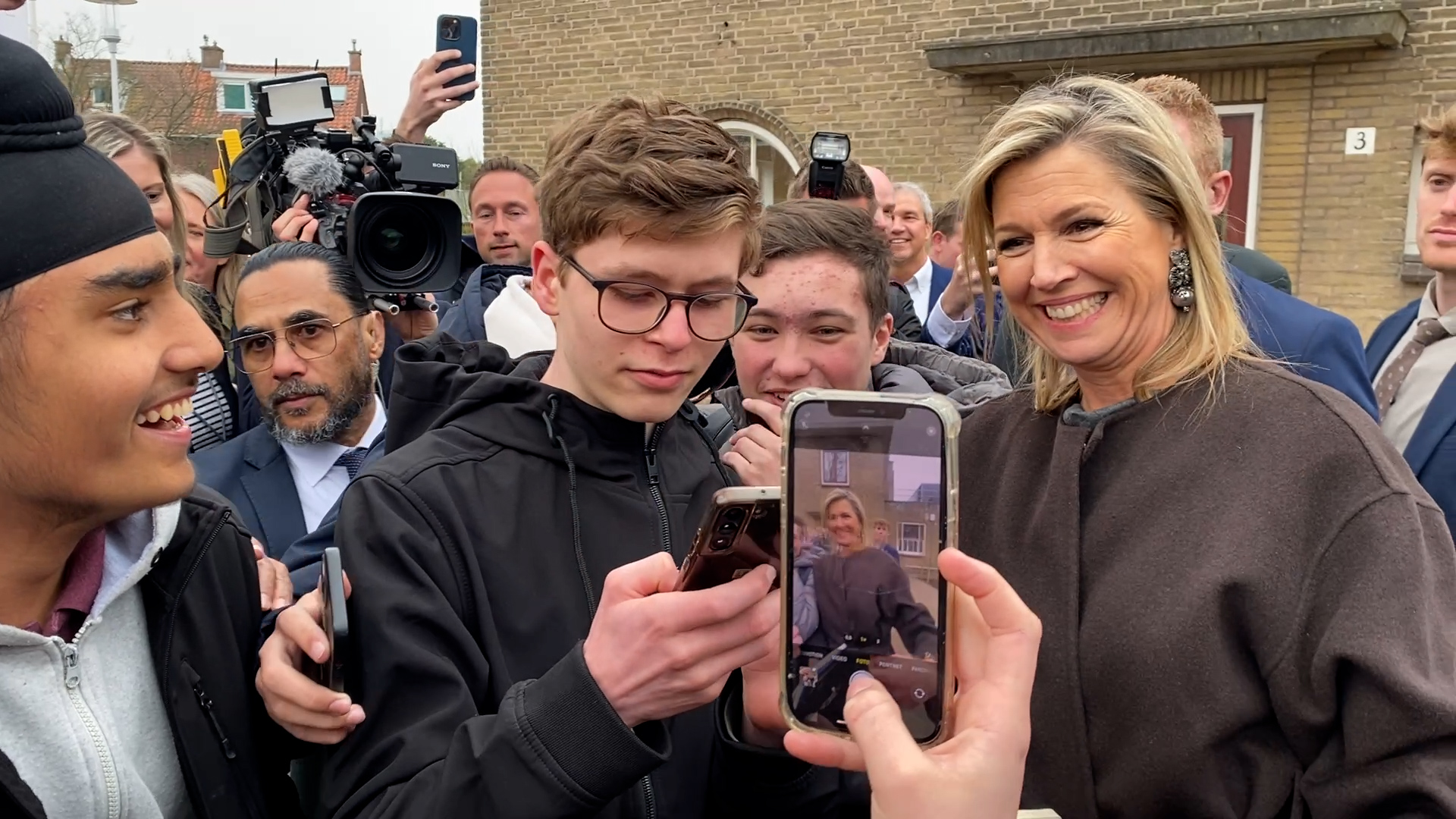 Koningin Máxima bezoekt Coornhert Lyceum in Haarlem: ‘Ze zat opeens naast me’