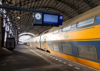 Lichte vertraging rondom station Haarlem door treinbrand, geen gewonden