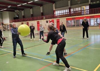 Sportclub voor jonge mensen met dementie in Haarlem: ‘Het geluk spat van de gezichten af’