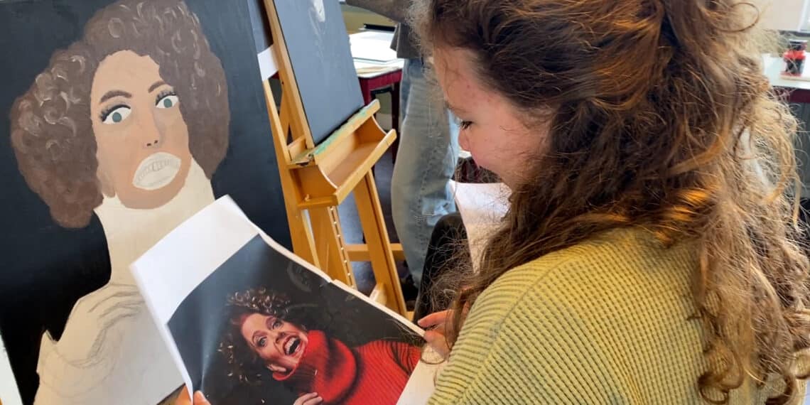Leerlingen schilderen bekende Bloemendaalse vrouwen: ‘Belangrijk dat we dit doen’