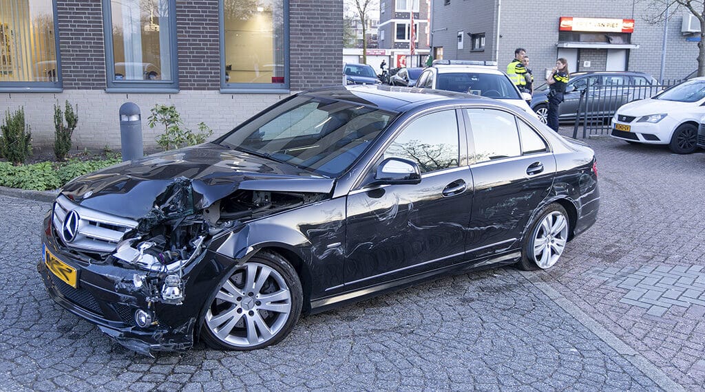 Bestuurder veroorzaakt flinke schade bij ongeluk op Belgiëlaan
