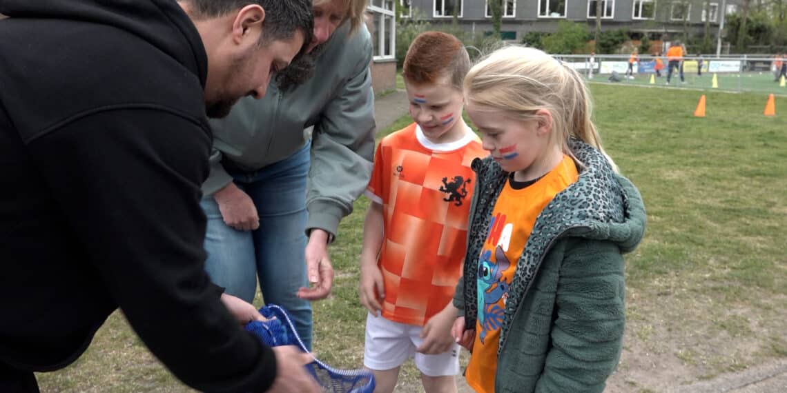 Haarlemse scholen verrast met buitenspeelgoed: ‘Niet elk kind heeft speelgoed thuis’