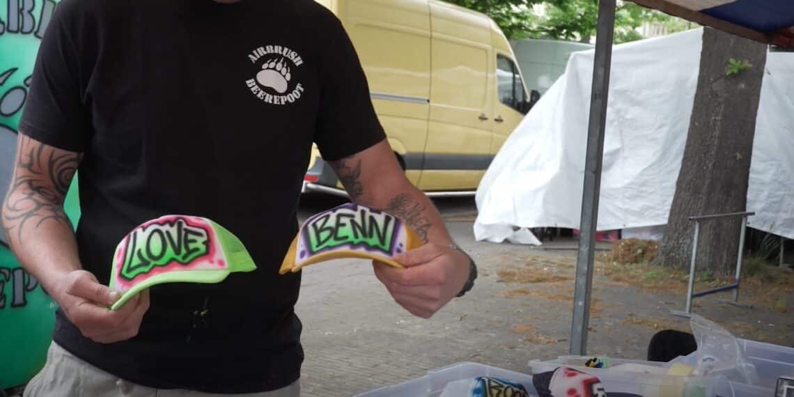 Airbrush op Bevrijdingspop: unieke petjes terwijl je kijkt