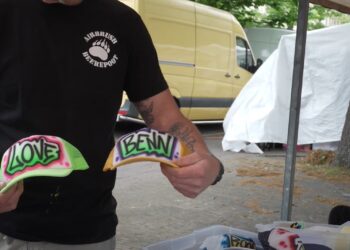 Airbrush op Bevrijdingspop: unieke petjes terwijl je kijkt