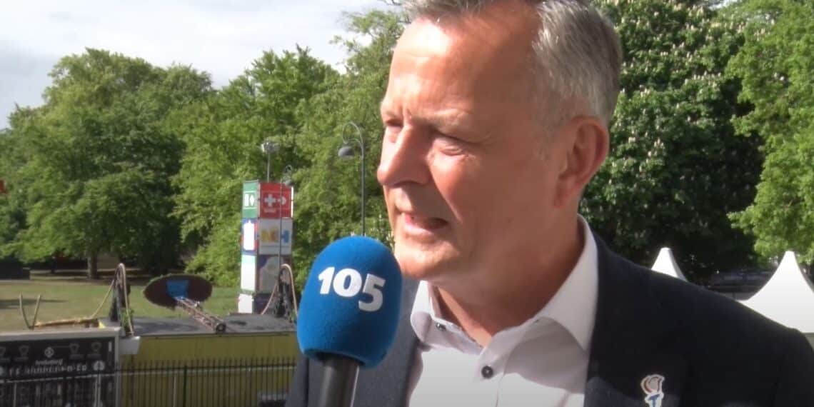 Commissaris van de Koning Arthur van Dijk op het bordes van het provinciehuis: ‘Vrijheid belangrijker dan ooit’