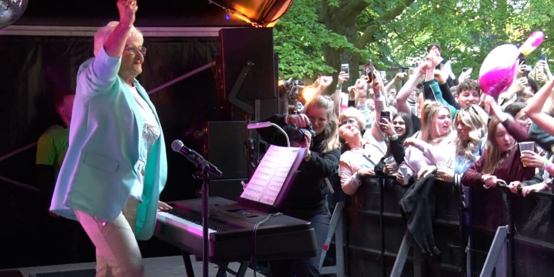 Feest barst los tijdens Orgel Joke op Bevrijdingspop: ‘Bijzonder dat jongelui voor mij komen’