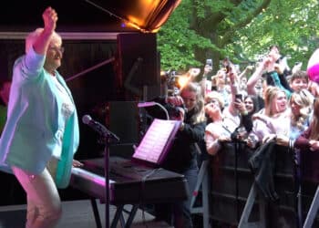Feest barst los tijdens Orgel Joke op Bevrijdingspop: ‘Bijzonder dat jongelui voor mij komen’