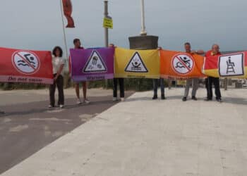 Met nieuwe vlaggen klaar voor druk strandseizoen in Zandvoort