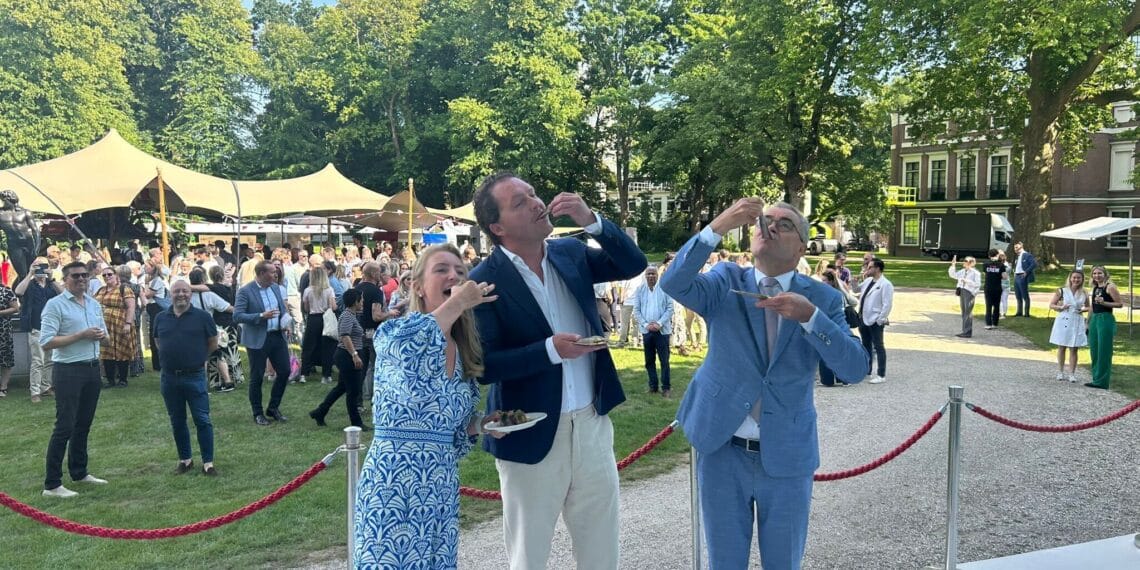 Zonnige haringparty bij provinciehuis trekt ruim 300 Haarlemmers