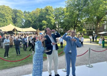 Zonnige haringparty bij provinciehuis trekt ruim 300 Haarlemmers