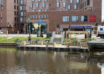 Opnieuw drijvend vlot geplaatst voor daklozen: ‘Overlast neemt niet direct af maar wel breed draagvlak’