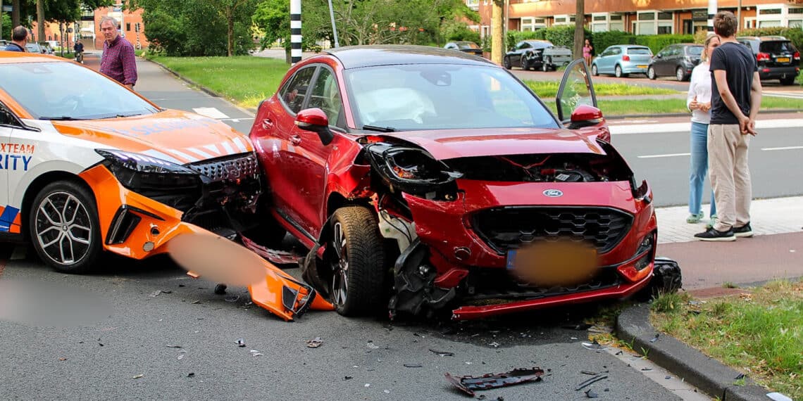 Flinke schade na botsing op Heemsteedse Dreef, weg tijdelijk afgesloten