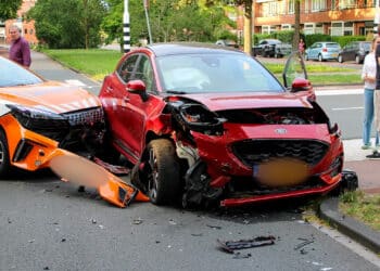 Flinke schade na botsing op Heemsteedse Dreef, weg tijdelijk afgesloten