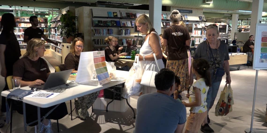 Haarlemmers ruilen volop bij eerste spullenbeurs in bieb Noord