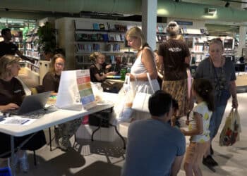 Haarlemmers ruilen volop bij eerste spullenbeurs in bieb Noord