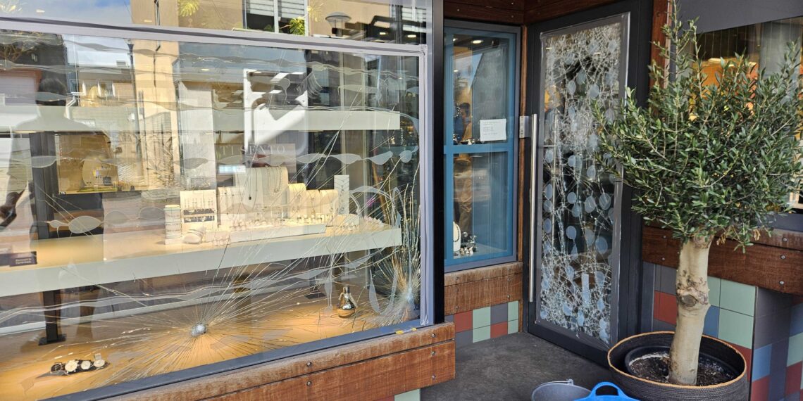 Poging tot inbraak bij juwelier in Heemstede, politie zoekt getuigen