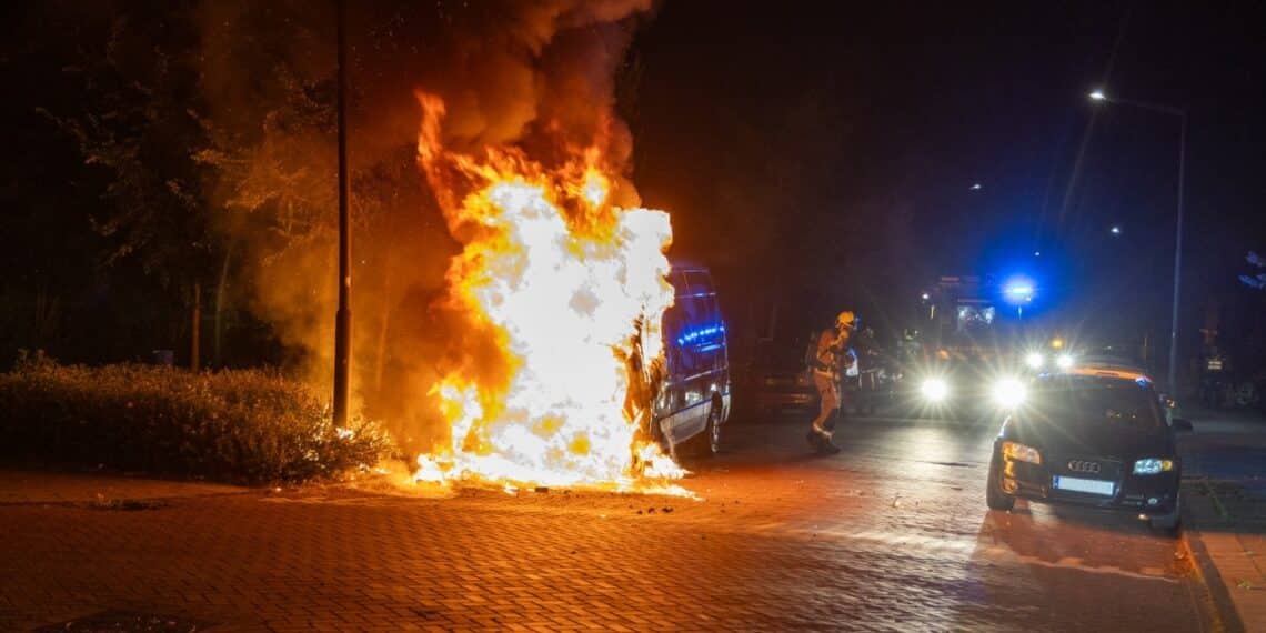 Bestelbus gaat in vlammen op in Schalkwijk, politie onderzoekt brandstichting