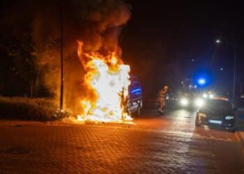 Bestelbus gaat in vlammen op in Schalkwijk, politie onderzoekt brandstichting