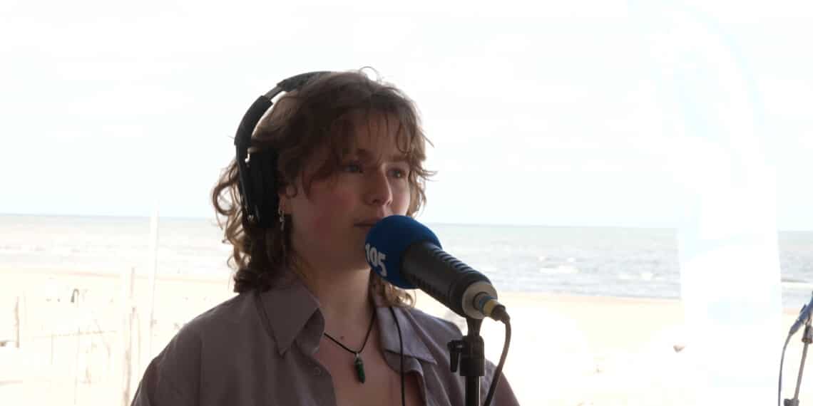 105 Aan Zee: Chiara Bon brengt feministische popsongs naar het strand