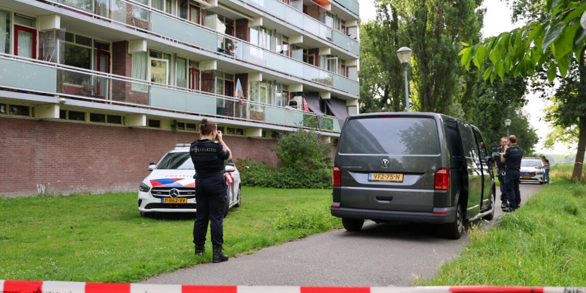 Persoon valt van flat in Schalkwijk, verdachte aangehouden